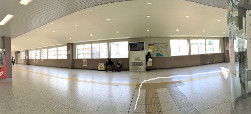 JR大久保駅の改札を出て右手の階段を降りる｜Litnailへの道順1